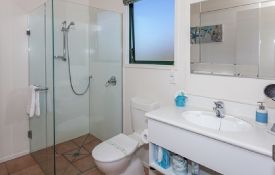 Family Suite bathroom